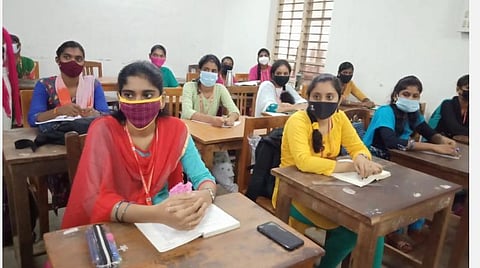 ஒற்றைப் பெண் குழந்தை, முதல் மதிப்பெண் பெற்ற மாணவர்கள் படிக்க உதவித்தொகை: மத்திய அரசு அறிவிப்பு