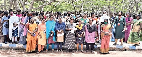 தூத்துக்குடியில் பாதுகாப்பு கேட்டு கனிமொழி எம்.பி.யிடம்  மனு அளிக்க வந்த ஸ்டெர்லைட் ஆலைக்கு ஆதரவாக குரல் கொடுக்கும் பெண்கள் .