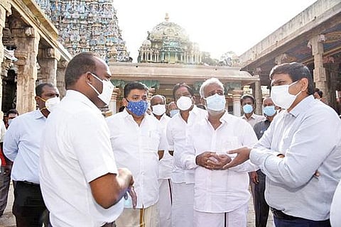 மதுரை மீனாட்சி சுந்தரேசுவரர் கோயிலில் வீரவசந்தராயர் மண்டப புனரமைப்பு பணிகளை இந்து சமய அறநிலையத்துறை அமைச்சர் சேகர்பாபு ஆய்வு செய்தார்.
