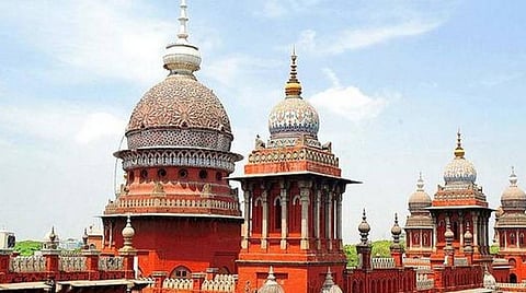 பள்ளிக்கரணை சதுப்பு நிலப்பகுதியை முழுமையாக மீட்டு பறவைகள் சரணாலயமாக மாற்ற உயர் நீதிமன்றம் உத்தரவு