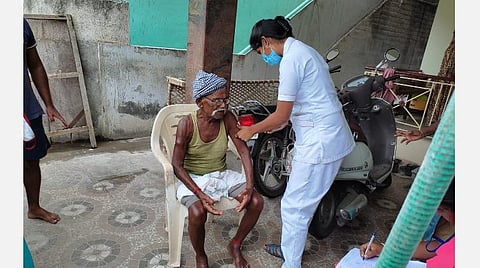 கரோனா தடுப்பூசி செலுத்திக் கொள்ளாதவர்கள் வீடுகளுக்கே சென்று அழைப்பு விடுத்த கரூர் ஆட்சியர்
