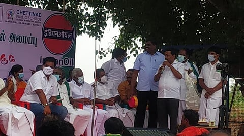மன்னார்குடி அருகே துளசேந்திரபுரம் ஏரி கரையில் கிரீன் நீடா சுற்றுச் சூழல் அமைப்பு சார்பில்  எம்எல்ஏ டிஆர்பி.ராஜா பனை விதைகளை விதைத்து பனை விதை திருவிழாவை  தொடங்கி வைத்தார்.