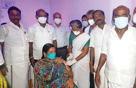 வடக்குத்து ஊராட்சியில் நடந்த கரோனா தடுப்பூசி சிறப்பு முகாமை அமைச்சர் மா.சுப்பிரமணியன் பார்வையிட்டு ஆய்வு செய்தார். அருகில் மாவட்ட ஆட்சியர் கி. பாலசுப்பிரமணியம், நெய்வேலி எம்எல்ஏ சபா ராஜேந்திரன்.