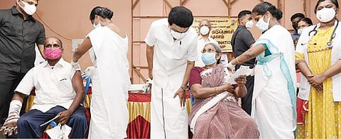சென்னை அயனாவரத்தில் உள்ள திருமண மண்டபத்தில் நேற்று நடந்த கரோனா தடுப்பூசி சிறப்பு முகாமை முதல்வர் ஸ்டாலின் பார்வையிட்டு, தடுப்பூசி போட்டுக்கொள்ள வந்த மக்களிடம் அதுகுறித்து கேட்டறிந்தார்.