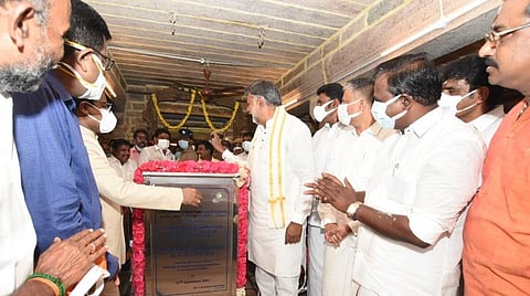 தேங்காய் தண்ணீர் பிரசாத கருவியை மத்திய இணை அமைச்சர் பிரகலாத் சிங் படேல் தொடங்கி வைத்தார்.