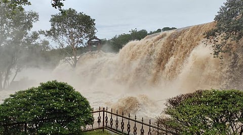 குமரியில் விடிய விடிய கொட்டித்தீர்த்த கனமழை: ஆர்ப்பரித்து ஓடும் தண்ணீர்