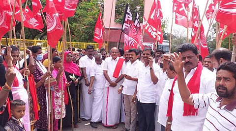 ஓசூர் ரயில் மறியல் போராட்டத்துக்கு ரயில் நிலையம் முன்பு இந்திய கம்யூனிஸ்ட் கட்சியின் மத்திய நிர்வாகக் குழு உறுப்பினர் சி.மகேந்திரன் தலைமையில் ஒன்று திரண்ட அனைத்து தொழிற்சங்கங்களின் நிர்வாகிகள் | படங்கள்: ஜோதி ரவிசுகுமார்.