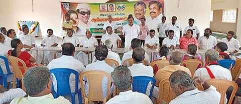 திருநெல்வேலி மாவட்டம் அம்பாசமுத்திரத்தில் திமுக கூட்டணி வேட்பாளர்கள் அறிமுக கூட்டத்தில் பேசுகிறார், கனிமொழி எம்.பி.(அடுத்த படம்) கங்கைகொண்டானில் நடைபெற்ற அதிமுக ஆலோசனைக் கூட்டத்தில் பேசுகிறார், முன்னாள் அமைச்சர்  தளவாய் சுந்தரம்.