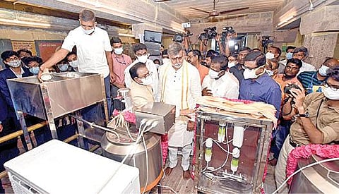 தஞ்சாவூர் அருகே உள்ள புன்னைநல்லூர் மாரியம்மன் கோயிலில் புதிதாக நிறுவப்பட்டுள்ள தேங்காய் தண்ணீரை சுத்திகரித்து பிரசாதமாக வழங்கும் நவீன இயந்திரத்தை நேற்று மக்கள் பயன்பாட்டுக்கு தொடங்கி வைக்கிறார் மத்திய இணை அமைச்சர் பிரகலாத் சிங் படேல். உடன்,  ஆட்சியர் தினேஷ் பொன்ராஜ் ஆலிவர், ஐஐஎப்பிடி இயக்குநர் அனந்தராமகிருஷ்ணன் மற்றும் பலர்.