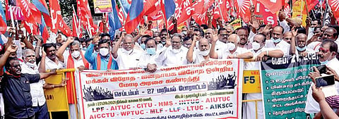 வேளாண் சட்டங்களை திரும்ப பெறக் கோரி நாடு தழுவிய முழு அடைப்பு- தமிழகம் முழுவதும் சாலை, ரயில் மறியல்: புதுவையில் கடைகள் அடைப்பு; ஆட்டோக்கள் ஓடவில்லை