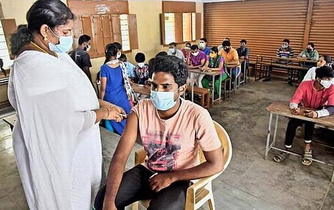 தடுப்பூசி சிறப்பு முகாம்கள்: திட்டமிடலும் உழைப்பும் பாராட்டுக்குரியவை
