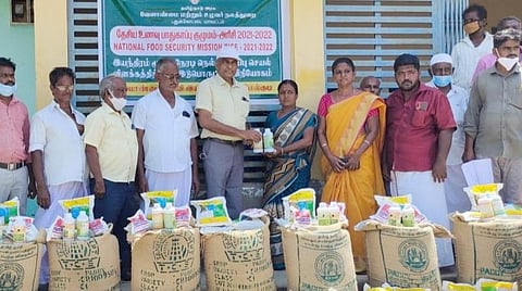 விவசாயிகளுக்கு இடுபொருட்களை வழங்கிய மாவட்ட வேளாண் இணை இயக்குநர் இராம.சிவகுமார்.