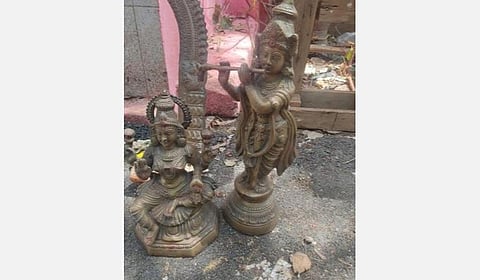 கோயில் முன் கிடந்த ஐம்பொன் சிலைகள்; மர்ம நபர்களை தேடும் போலீஸார்: வேறு கோயிலில் இருந்து திருடி வரப்பட்டதா என விசாரணை