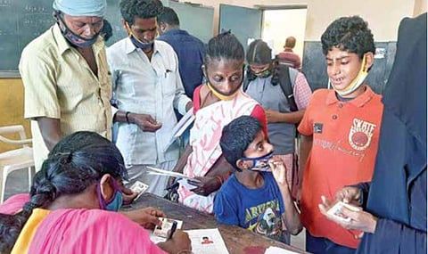 மாற்றுத் திறனாளிகளுக்கு சிறப்பு அட்டை வழங்கும் முகாம்- மனவளர்ச்சி குன்றியவர்கள் அலைக்கழிப்பு