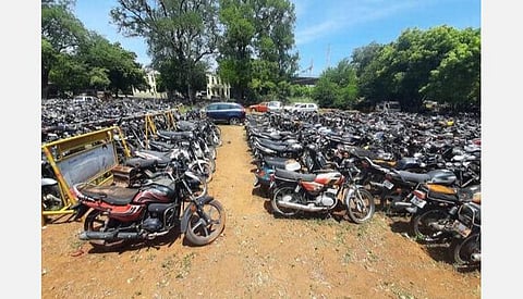 தமிழகம் முழுவதும் காவல் நிலையங்களில் வைக்கப்பட்டிருந்த உரிமை கோரப்படாத 1,351 வாகனங்கள் ஏலம்: ரூ.2.60 கோடி வருவாய் அரசு கணக்கில் சேர்ப்பு