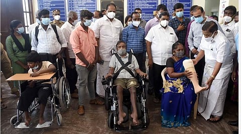 கோவை மாவட்ட ஆட்சியர் அலுவலகத்தில், மாற்றுத்திறனாளிகள் நலத்துறையின் சார்பில் நடந்த நிகழ்ச்சியில், பயனாளிகளுக்கு நலத்திட்ட உதவிகளை, வழங்கிய தமிழக வனத்துறை அமைச்சர் கா.ராமச்சந்திரன். அருகில் ஆட்சியர் ஜி.எஸ்.சமீரன் உள்ளிட்டோர்  | படம்: ஜெ.மனோகரன்.