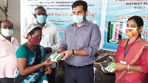 காரைக்காலில் வாக்காளர் விழிப்புணர்வு வாசகங்கள் அச்சிடப்பட்ட பால் பாக்கெட்டுகள் விற்பனையை தொடங்கி வைத்த மாவட்ட ஆட்சியர் அர்ஜூன் சர்மா