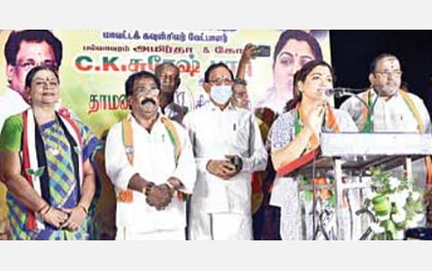 உள்ளாட்சித் தேர்தல் சூடுபிடித்துள்ள நிலையில் சென்னை புறநகர் பகுதியான கவுல் பஜார் பகுதியில் பாரதிய ஜனதா, அதிமுக வேட்பாளர்களை ஆதரித்து பாஜக துணைப் பொதுச் செயலாளர் நடிகை குஷ்பூ பிரச்சாரம் செய்தார்.படம்:எம்.முத்துகணேஷ்