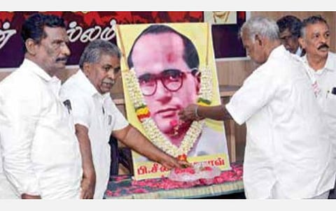 விடுதலைப் போராட்ட வீரர் பி.சீனிவாச ராவ் 60-வது நினைவு தினத்தை முன்னிட்டு, சென்னையில் இந்திய கம்யூனிஸ்ட் தலைமை அலுவலகமான பாலன் இல்லத்தில் அவரது படத்துக்கு கட்சியின் மூத்த தலைவர் நல்லகண்ணு நேற்று மலர்தூவி அஞ்சலி செலுத்தினார்.படம்: க.ஸ்ரீபரத்