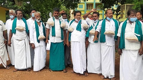 நெல் கொள்முதலில் ஆன்லைன் பதிவா?- தஞ்சாவூரில் விவசாயிகள் நூதனப் போராட்டம்