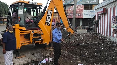 தஞ்சாவூர் கொண்டிராஜபாளையத்தில் உள்ள யோகநரசிம்மர் கோயில் அருகே குவிந்த குப்பைகளை அகற்றும் பணியில் ஈடுபட்ட மாநகராட்சி பணியாளர்கள் மற்றும் தன்னார்வலர்கள்.