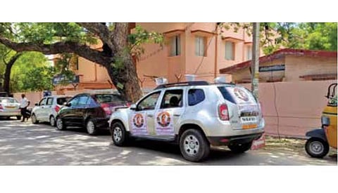 பாளையங்கோட்டையில் ஒலி பெருக்கிகளுடன் வலம் வந்த பிரச்சார வாகனம். இந்த ஒலிபெருக்கிகளின் வாயிலாக ஏற்கெனவே பதிவு செய்யப்பட்ட  குரல் பதிவு  மூலம் வேட்பாளர்களுக்கு வாக்கு சேகரிக்கப்படுகிறது.