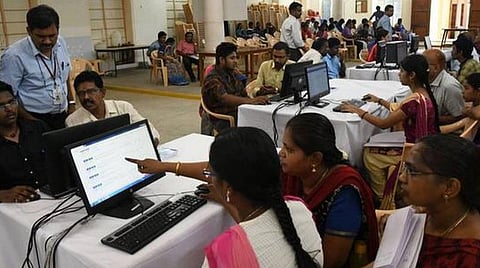 கல்வி கட்டணச் சலுகை, சிறப்பு இடஒதுக்கீடு வழங்கியும் பொறியியல் படிப்புகளில் அரசுப்பள்ளி மாணவர் சேர்க்கை குறைவு: விழிப்புணர்வு ஏற்படுத்த கல்வியாளர்கள் வலியுறுத்தல்