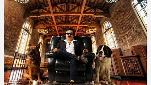 பாட்ஷா படத்தில் வரும் ரஜினியைப் போல போஸ் கொடுத்துள்ள மோன்சன் மாவுங்கல்.