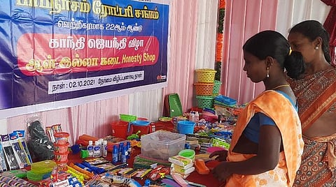 ஆளில்லா கடையில் பொருட்களை தேர்வு செய்யும் பொதுமக்கள்.