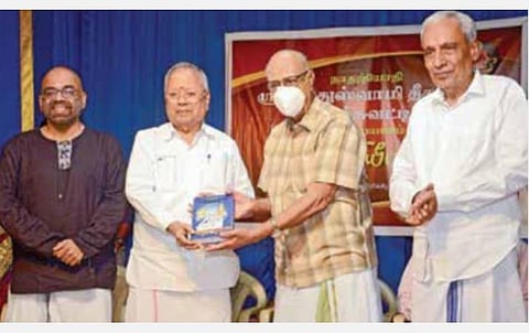 சங்கீத மும்மூர்த்திகளில் ஒருவரான ‘நாதஜ்யோதி முத்துசுவாமி தீட்சிதர் அடிச்சுவட்டில் இசைப்பயணம்’ என்ற நூலை சரஸ்வதி வாக்கேயகார ட்ரஸ்ட் அமைப்பாளர் என்.வி.சுப்பிரமணியன் வெளியிட முதல் பிரதியை தொழிலதிபர் நல்லி குப்புசாமி செட்டியார் பெற்றுக் கொண்டார். அருகில் வயலின் வித்வான் ராம் பரசுராம், நூல் ஆசிரியர் வலையப்பேட்டை ரா.கிருஷ்ணன் உள்ளனர்.
