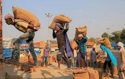 கொள்முதல் நிலையங்களில் இணைய வழியில் மட்டுமின்றி பழைய நடைமுறையிலும் நெல் விற்பனை செய்யலாம்: விவசாயிகளின் கோரிக்கையை ஏற்று தமிழக அரசு அறிவிப்பு