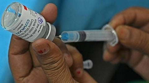 இந்தியாவில் 90 கோடி டோஸ் தடுப்பூசி போட்டு சாதனை
