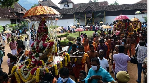 திருவனந்தபுரம் நவராத்திரி விழாவில் பங்கேற்பதற்காக பத்மநாபபுரம் அரண்மனையில் இருந்து இன்று சப்பரத்தில் புறப்பட்டுச் சென்ற தேவாரக்கட்டு சரஸ்வதி, சுசீந்திரம் முன்னுதித்த நங்கை அம்மன், வேளிமலை முருகன் சுவாமி விக்ரகங்கள்.
