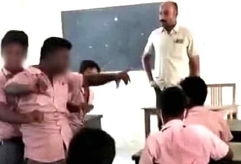 பள்ளியில் பார்வையற்ற ஆசிரியர் பாடம் நடத்தும்போது நடனம்: 3 மாணவர்கள் நீக்கம்