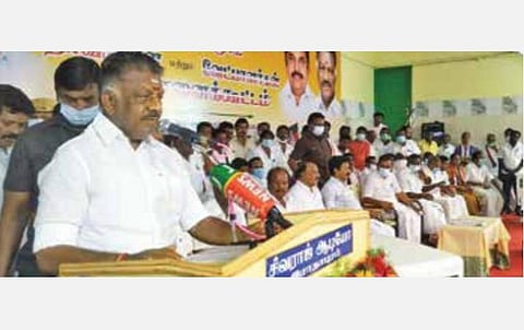 விழுப்புரத்தில் நடைபெற்ற அதிமுக நிர்வாகிகள் ஆலோசனைக்கூட்டத்தில் அதிமுக ஒருங்கிணைப்பாளர் ஓ.பன்னீர் செல்வம் பேசுகிறார். அருகில் முன்னாள் அமைச்சர் சி.வி. சண்முகம் உள்ளிட்டோர் உள்ளனர்.
