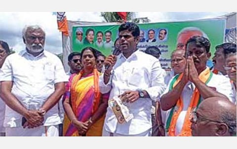 காஞ்சிபுரம் மாவட்டம் சுங்குவார்சத்திரம் அருகே மொளச்சூர் பகுதியில் பாஜக வேட்பாளரை ஆதரித்து வாக்கு சேகரிக்கிறார் அக்கட்சியின் மாநிலத் தலைவர் அண்ணாமலை.