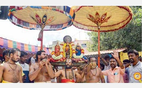 இந்து தர்மார்த்த சமிதி சார்பில் திருப்பதி ஏழுமலையானுக்கு சமர்ப்பிக்கப்படும் திருக்குடைகளுக்கு சென்னை பட்டாளம் ஆஞ்சநேயர் கோயிலில் நேற்று சிறப்பு பூஜைகள் நடத்தப்பட்டன. இதையொட்டி பூஜை செய்யப்பட்ட திருக்குடைகளோடு தேவி, பூதேவியுடன் எழுந்தருளிய சீனிவாசப் பெருமாள். படம்: பு.க.பிரவீன்