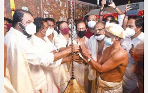 திருவனந்தபுரத்தில் நடைபெறும் நவராத்திரி விழாவில் பங்கேற்பதற்காக கன்னியாகுமரி மாவட்டம்  பத்மநாபபுரம் அரண்மனை உப்பரிகை மாளிகையில் மன்னர் மார்த்தாண்டவர்மாவின் உடைவாள் மாற்றும் பாரம்பரிய நிகழ்வு நடைபெற்றது.