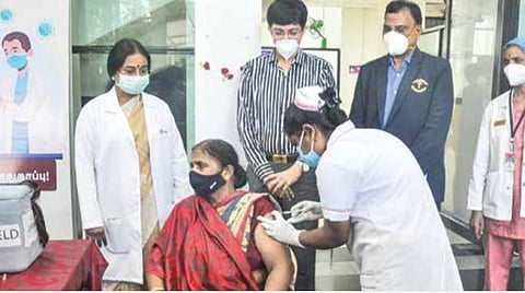 சென்னை திருவல்லிக்கேணி ஓமந்தூரார் அரசு மருத்துவக் கல்லூரி மருத்துவமனையில் நடைபெற்ற கரோனா தடுப்பூசி முகாமைப் பார்வையிட்டார் சுகாதாரத் துறைச் செயலர் ஜெ.ராதாகிருஷ்ணன்.படம்: பு.க.பிரவீன்