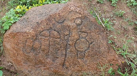 வைணவக் கோயில்களுக்கு நிலக்கொடை வழங்கியதற்கான குறியீடு பாறை.