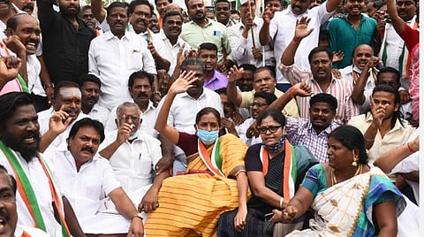 திருச்சியில் சாலை மறியலில் ஈடுபட்ட ஜோதிமணி உள்ளிட்ட காங்கிரஸார் | படங்கள்: ஜி.ஞானவேல்முருகன்.