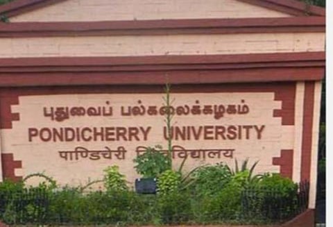 புதுவைப் பல்கலைக்கழக தற்காலிகப் பதிவாளரை சமுதாயக் கல்லூரி முதல்வராக நியமித்ததற்குக் கடும் எதிர்ப்பு