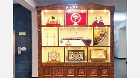 தஞ்சாவூர் மாவட்ட ஆட்சியர் அலுவலக வரவேற்பறையில் பெட்டகத்தில் வைக்கப்பட்டுள்ள புவிசார் குறியீடு பெற்ற பொருட்கள்.