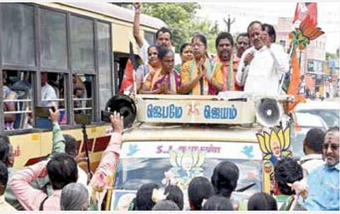 அதிமுக, பாஜக வேட்பாளர்களை ஆதரித்து பாஜக முன்னாள் தேசிய செயலாளர் எச்.ராஜா நேற்று முடிச்சூர் பகுதியில் பிரச்சாரம் செய்து வாக்கு சேகரித்தார்.படம்: எம்.முத்துகணேஷ்