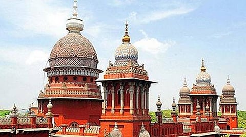 மாற்றுத் திறனாளிகளுக்கு தரமற்ற பேட்டரி வீல் சேர் வழங்கப்பட்டதாக வழக்கு: அரசு அறிக்கை தாக்கல் செய்ய உத்தரவு