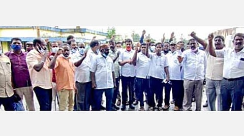 துளசிதாசின் உடலை வாங்க மறுத்து செங்கல்பட்டு மருத்துவமனையின் முன்பு போராட்டத்தில் ஈடுபட்ட டாஸ்மாக் ஊழியர் சங்கத்தினர்.