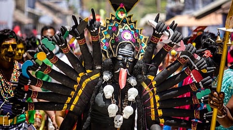குலசேகரன்பட்டினத்தில் இன்று தொடங்கும் தசரா விழா கொடியேற்றத்தில் பக்தர்கள் பங்கேற்க தடை: 2 நாட்களாக கடும் கூட்டம்