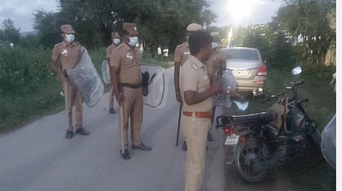 திருப்பத்தூர் மாவட்டத்தில் மாலை 5.45 மணிக்கே வாக்குச்சாவடிகள் மூடப்பட்டதால் சாலை மறியல்: போலீஸ் தடியடி