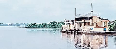 கனமழை காரணமாக நீர் இருப்பு அதிகரித்துள்ளதால், புழல் ஏரி கடல் போல் காட்சி அளிக்கிறது.  ﻿﻿