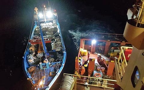 நடுக்கடலில் மூழ்கிய தோணியை கண்டறிந்து அதில் இருந்த தொழி லாளர்களை மீட்கும் பணியில் ஈடுபட்ட சரக்கு பெட்டக கப்பல்.
